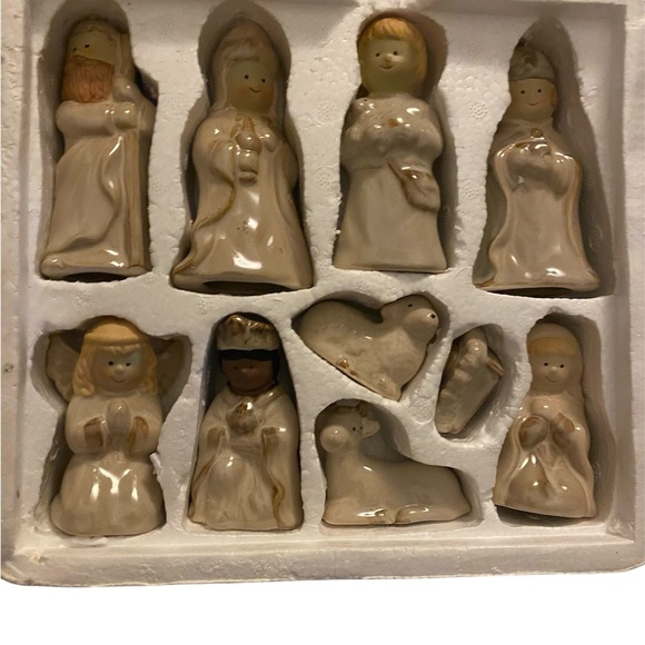 Potter’s Garden Ceramic Birth Of Christ Nativity 10 Pc Figurine Set Wooden Base - Picture 3 of 9